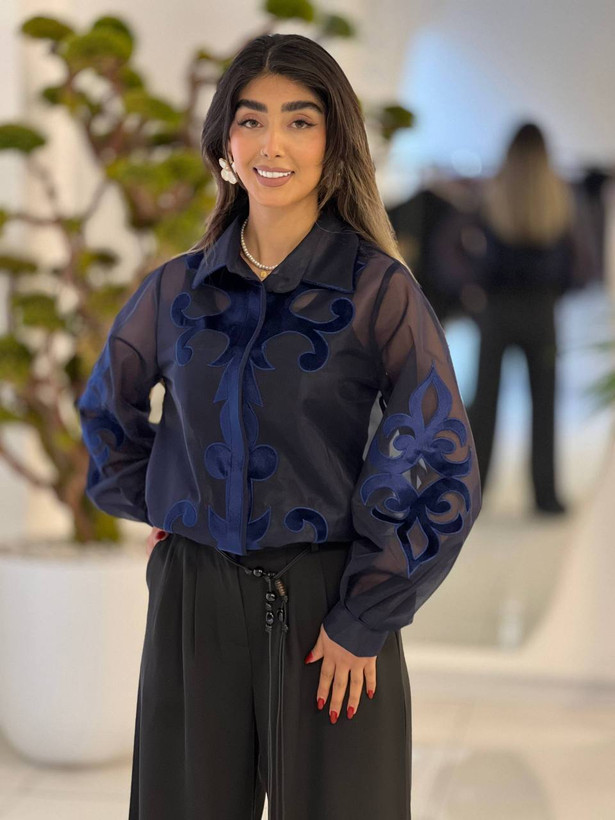 شومیز شیشهای زنانه ارگانزا با گلدوزی و تیکهدوزی مخمل